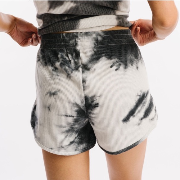 NWT!! ZYIA Active Gray Tie Dye Hendrix Thermal Knit Shorts Women’s XL - Picture 2 of 3